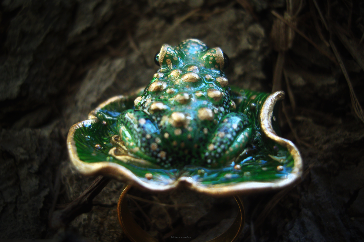 Кольцо-талисман в виде зелёной лягушки ручной работы (скульптурная миниатюра)