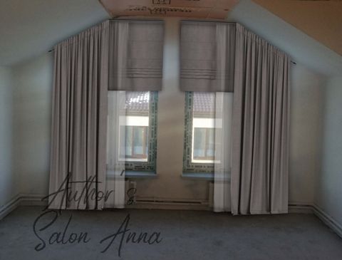 Фото окна с выполненным на нём эскизом штор