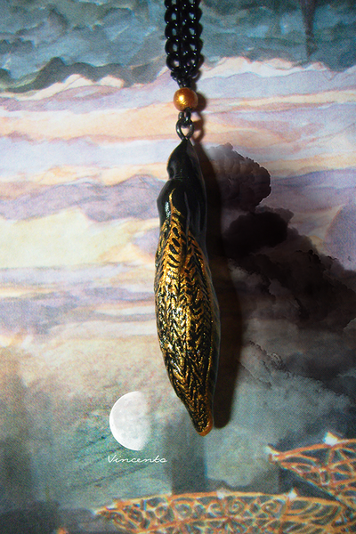 "Царица Ночи" - необычный кулон-капля в чёрно-золотой цветовой гамме