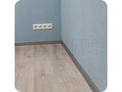 Плинтус ХДФ Dollken Cubu Flex Life 60мм Х 2,5 м 1246 Серебро платина в интерьере 5