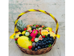 Корзина фруктов и ягод