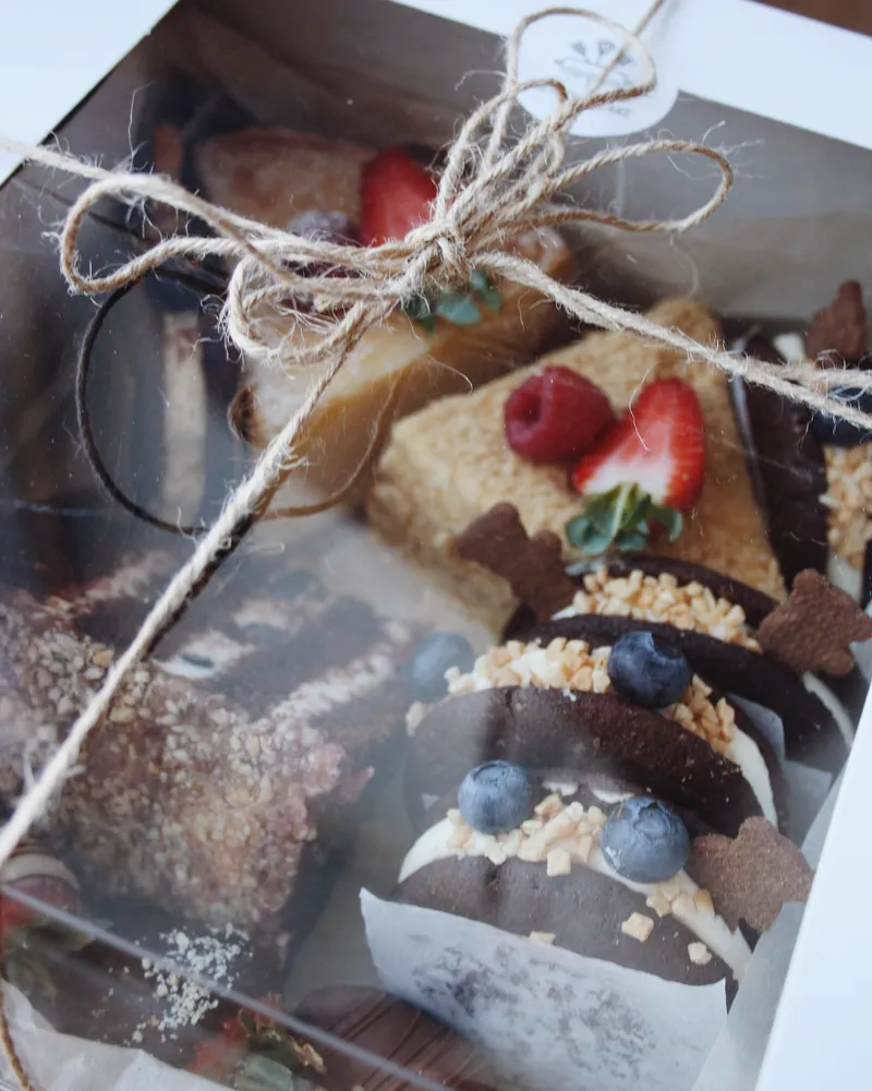 Набор пирожных и десертов из лавки