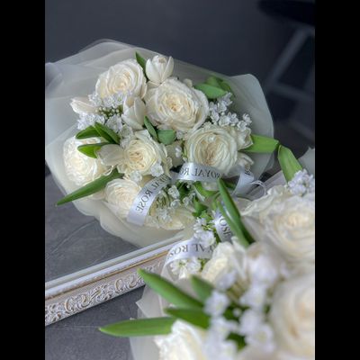 "Подснежники на снегу"  - букет из роз тюльпанов и аллиума