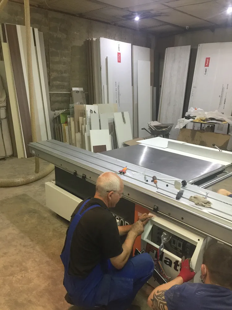 Купили новый форматно-раскроечный станок FILATO FL-3200 B. 
Делаем пуско-наладочные работы и его подготовку к работе.
