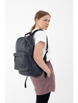 Девушка с рюкзаком Kokosina Daypack