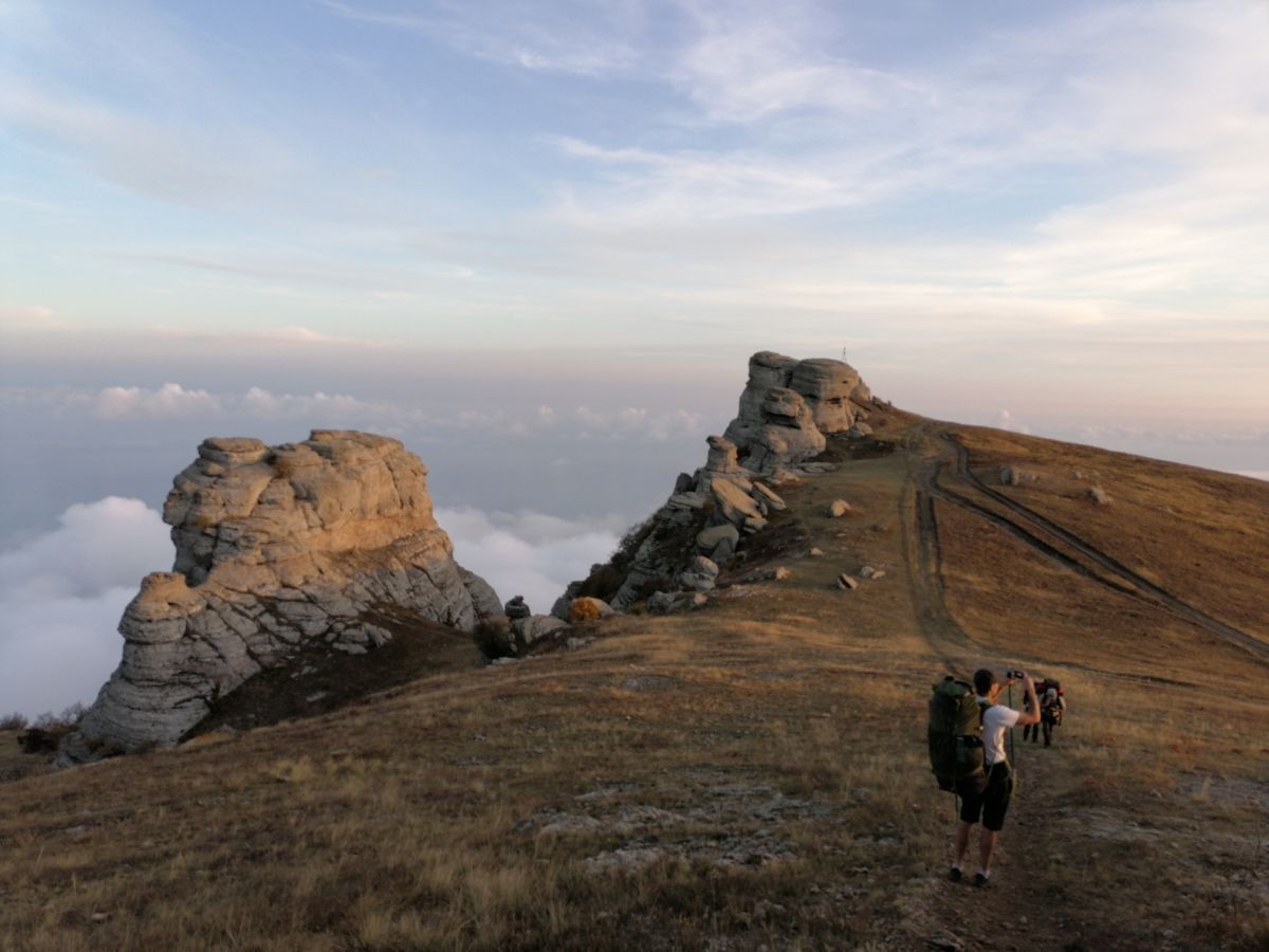 Походы по Крыму - пеший поход через горы к морю, долина привидений