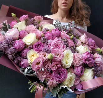 Большой букет из пионовидных роз, лизиантуса, белых роз в розовых тонах