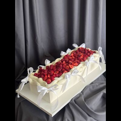 Торт с красными ягодами и рюшами (6-9кг)