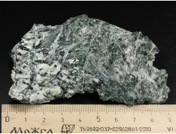 Актинолит в белом тальке, необработанный, дикий образец, Россия, Северный Кавказ, КЧР (90*48*22 мм, 102 г) №37770