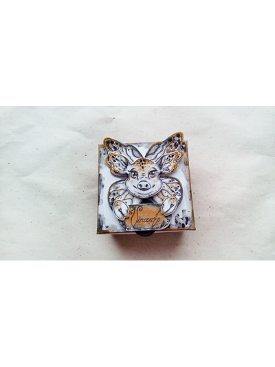 Подарочная коробочка для броши в стиле украшения