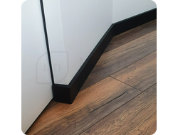 Плинтус ХДФ Dollken Cubu Flex Life 80мм Х 2,5 м 0110/1144 Черный в интерьере 10