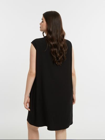 Платье черное с вышивкой