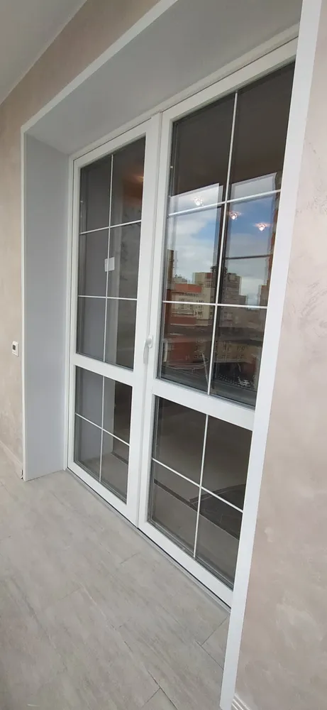 дверь с раскладкой в стеклопакетах