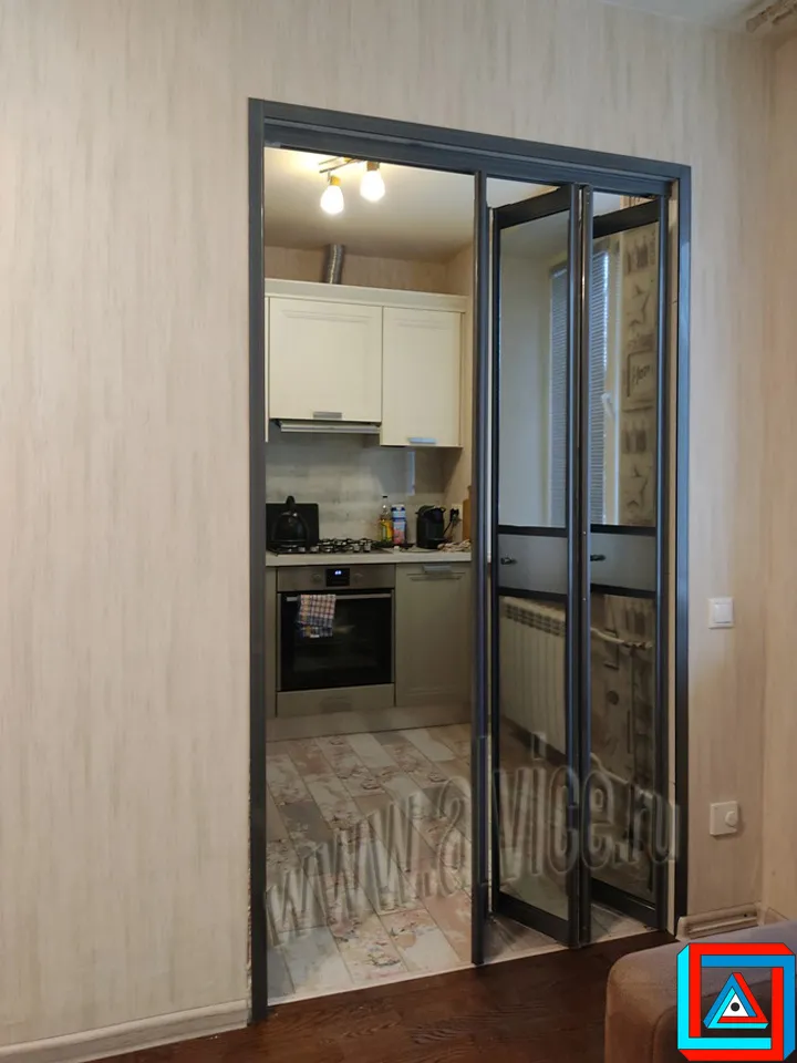 Все 4 створки складываются в одну сторону