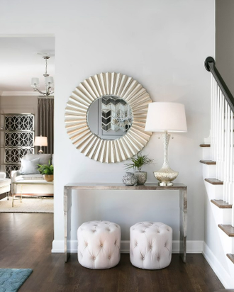 ЗЕРКАЛО КРУГЛОЕ В СЕРЕБРЯНОЙ РИФЛЕНОЙ РАМЕ.