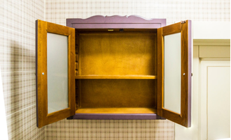 Полка навесная двухстворчатая со стеклом.
