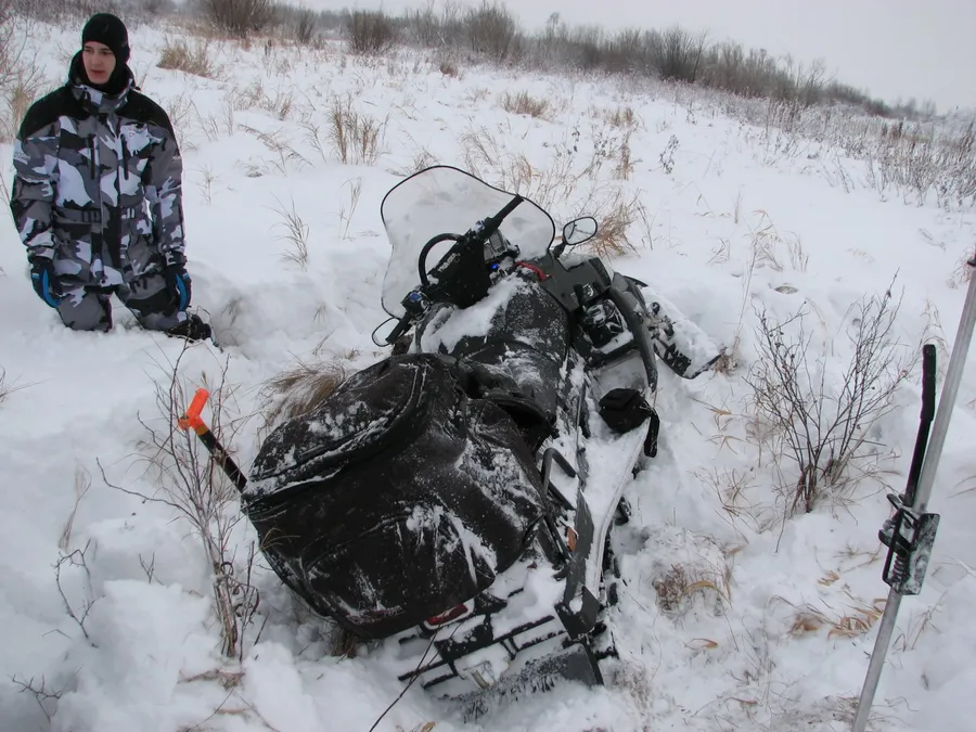 "Вот тебе моя Ямаха в кочкарнике, втроем сдвинуть не смогли 4 кочками закусило намертво, пара легких движений хайджеком и поехали дальше не рвя пуп, в тему веса.... "
Спасибо Андрею из Нефтеюганска за фото.