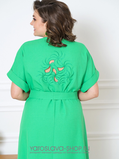 Летнее женское платье зеленого цвета с узором на спине