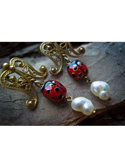 Весенние серьги с божьими коровками, жемчугом и филигранью &quot;Ледибаг&quot;