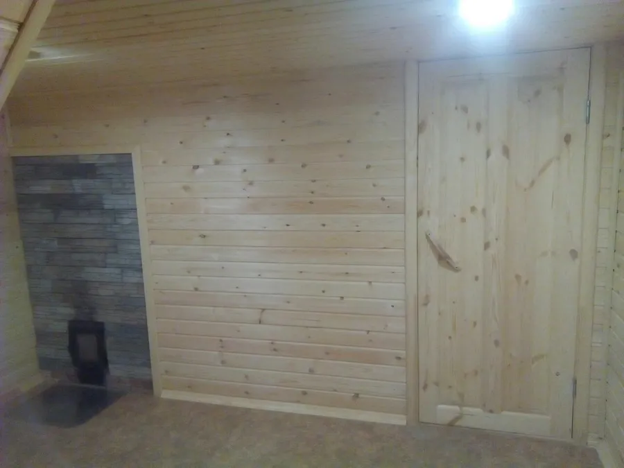 Установлена банная дверь.