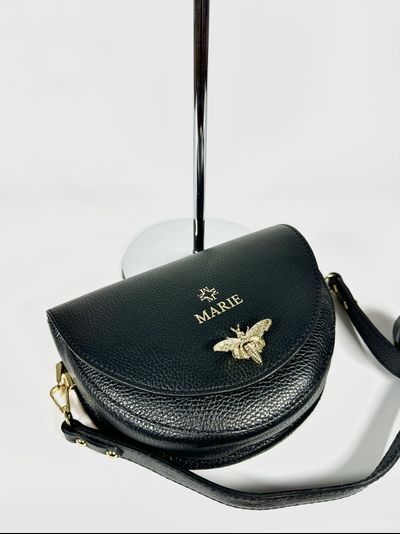 Женская кросс боди сумка с застежкой пчелкой из натуральной кожи Vera Pelle от M&amp;Marie черного цвета