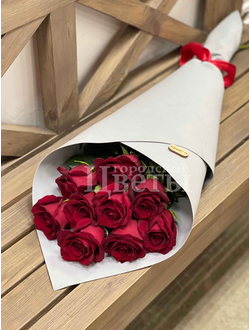 9 красных роз в крафте
