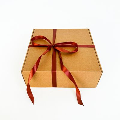 Подарочная коробка GILEV 32x32x12см с наполнителем и коричневой лентой