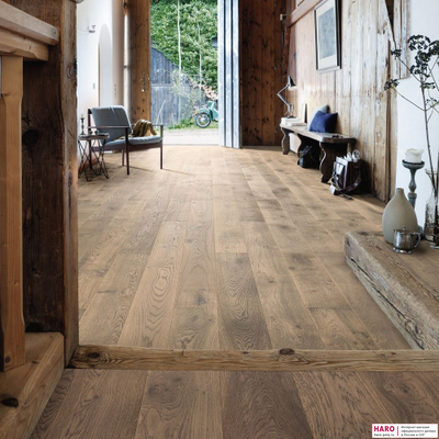 Декор паркетной доски Haro Дуб Табако Серый Браш 4V 1-пол, масло 530795 в интерьере прихожей