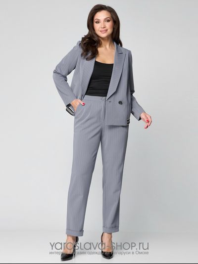 Женский брючный костюм серого цвета в полоску