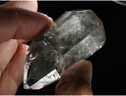 Кварц горный хрусталь с фантомами и хлоритом, кристалл полированный, Бразилия (52*29*25 мм, 52 г) №36859