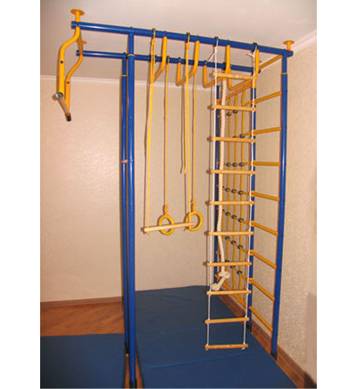 Модель "4 опорный с рукоходом и сеткой для лазания "ПЛЮС" - вид сбоку