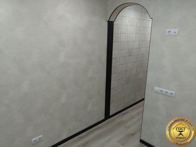 Ремонт кухни под ключ в Мурманске хрущёвка цена поклейка обоев штукатурка стен ламинат арка.