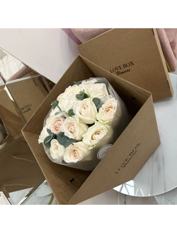 БУКЕТ ИЗ 15 ПИОНОВИДНЫХ РОЗ WHITE OHARA С ЭВКАЛИПТОМ