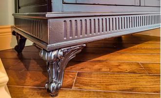 Шкаф для одежды двухдверный с резным фронтоном.