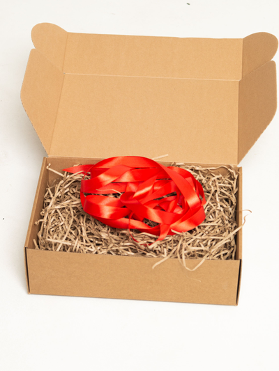 Подарочная коробка GILEV 32x22x10см с наполнителем и красной лентой