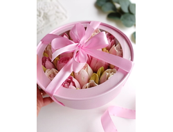 Шляпная коробка с тюльпанами из зефира (розовая)