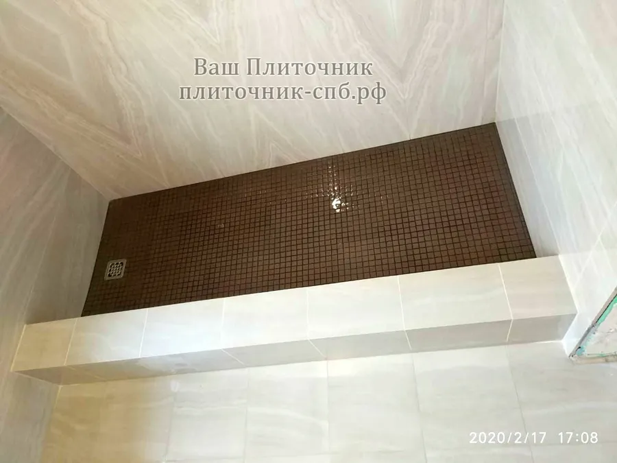 укладка мозаики на пол в душевом поддоне