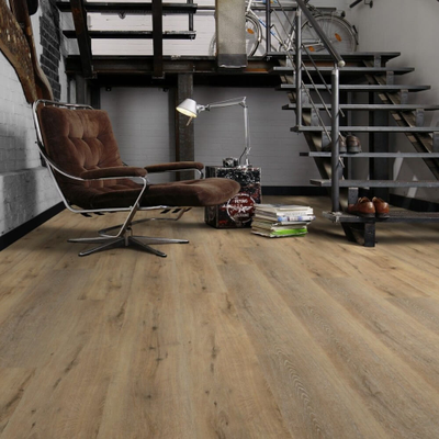 Виниловый пол Wineo 600 Wood XL 600 Wood XL LisbonLoft в интерьере гостиной