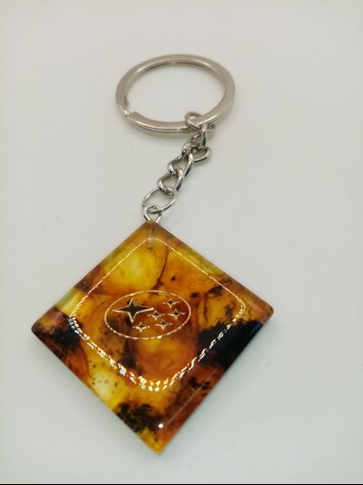 Брелок из натурального янтаря "SUBARU"