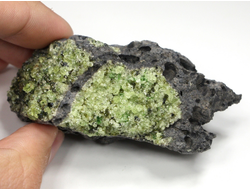 Хризолит (Перидот, Оливин) кристаллы на породе, США (70*50*30 мм, 103 г) №27238