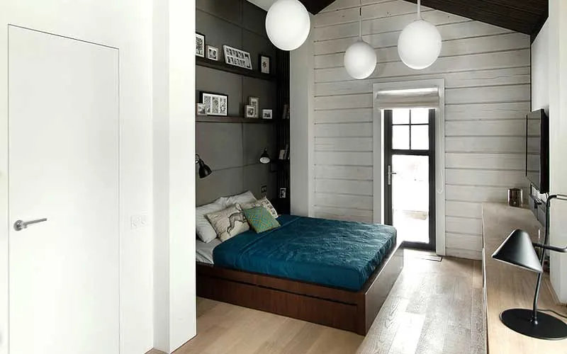 Крашенная дверь без наличников в интерьере.