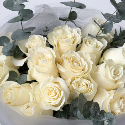 Букет из 15 белых роз Mondial с эвкалиптом