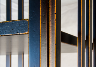 Стеллаж с переставными полками и нижней тумбой.