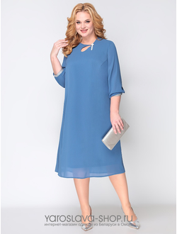 Модель: А-3821. Платье А-силуэта из жатого шифона голубого цвета с брошью.