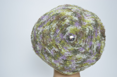 Зеленый разноцветный женский берет зимний