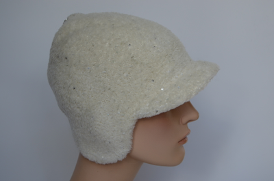 Зимняя белая жокейка с ушками Визио Италия фото