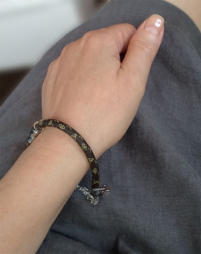 (АРТИКУЛ: 9658/83) БРАСЛЕТ ЖЕНСКИЙ, НЕРЖАВЕЮЩАЯ СТАЛЬ/ИСКУССТВЕННАЯ КОЖА, С ПОДВЕСКАМИ, НА МАГНИТЕ