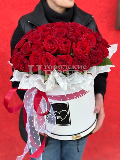 Красные розы в коробке
