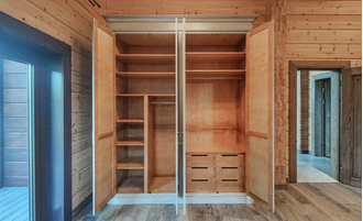 Шкаф для одежды четырехдверный со скрытыми ящиками.