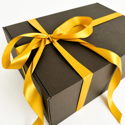 Черная подарочная коробка GILEV 37x26x12см с золотой лентой и наполнителем